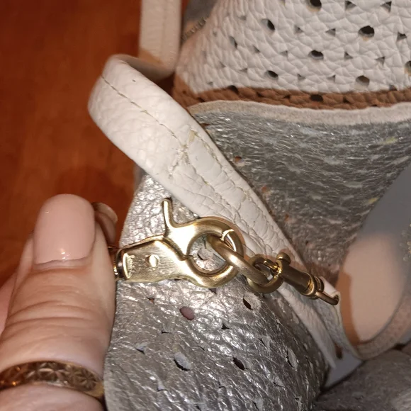 BOTKIER Elegant White Perforated Tote Bag in EUC Comes w Detachable Wristlet - Picture 15 of 17